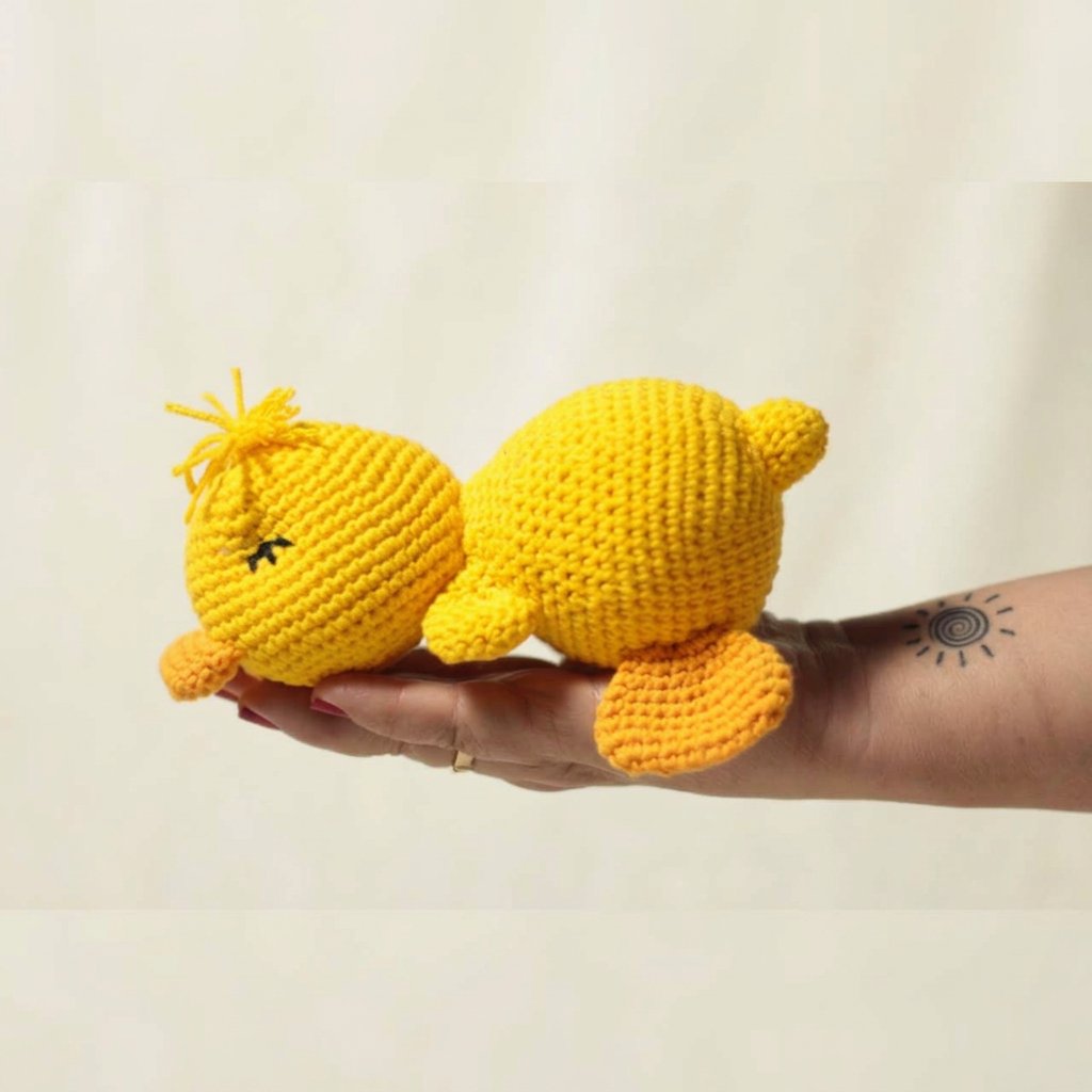 Pintinho de crochê na mão